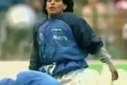 Maradona, il celebre riscaldamento sulle note di 'Live is life'