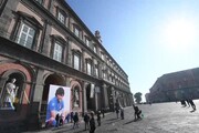 Napoli, l'omaggio dei cittadini davanti alla maxi-foto di Maradona