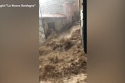 Maltempo in Sardegna, l'ondata di fango fra le case a Bitti