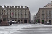 Torino, la Citta' si risveglia sotto la neve