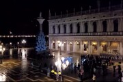 Venezia, acceso in piazza San Marco l'albero di luci che illuminera' il Natale