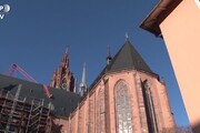 Ciara, gru crolla e danneggia il tetto della Cattedrale di Francoforte