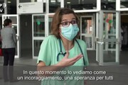 Madrid, l'applauso di medici e infermieri per il primo paziente dimesso