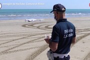 Coronavirus, Polizia controlla con i droni le spiagge di Rimini