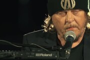 Earth Day, la performance di Zucchero davanti al Colosseo deserto