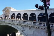 Battimani di protesta per riaprire, flash mob sul ponte di Rialto