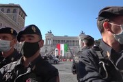 2 giugno, folla in centro a Roma per il passaggio delle Frecce Tricolori