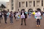 Milano, flash mob infermieri Niguarda: 'Non chiamateci eroi, stipendiateci il giusto'