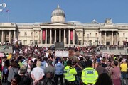 Londra, i no-vax protestano accalcati a Trafalgar Square