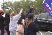 I sostenitori di Trump si riuniscono in Texas per accoglierlo al suo arrivo