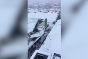 Maltempo, il palaghiaccio di Vipiteno crolla sotto il peso della neve