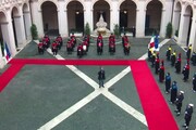 Funzionari e dipendenti dalle finestre applaudono il premier uscente Conte a Palazzo Chigi