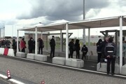 Riparte l'hub dell'aeroporto di Fiumicino: centinaia in fila per AstraZeneca
