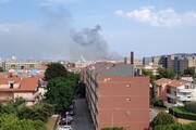 Vasto incendio a Pescara, fiamme minacciano edifici