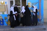 Afghanistan: ragazze e bambine tornano a scuola con l'hijab