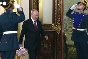 Vladimir Putin incontra Angela Merkel e la accoglie con un mazzo di fiori