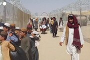 Famiglie afghane in fuga al confine con il Pakistan con anziani e bimbi sulle carriole