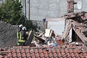 Le ricerche dei vigili del fuoco tra i resti della palazzina crollata a Torino, al lavoro anche i cani