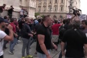 No green pass, tensione durante corteo a Milano: manifestanti sfondano cordone Polizia