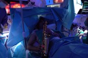 Musicista suona il sassofono mentre gli asportano un tumore al cervello