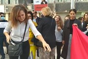 Iran: donne a Bari si tagliano i capelli, 'libertà'