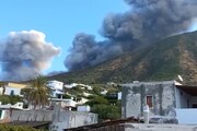 Stromboli, eruzione in corso: flusso lavico sulla Sciara