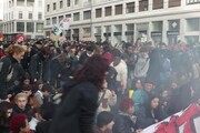 'No Meloni Day', a Milano gli studenti con le mani colorate di rosso