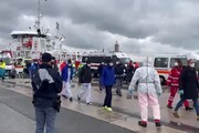 Migranti, iniziato lo sbarco dalla Life Support arrivata a Livorno