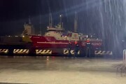 La nave ong Life Support entra nel porto di Livorno