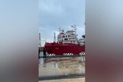 Migranti, la Sea Eye 4 attracca nel porto di Livorno