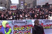 Scuola, a Milano fumogeni in piazza Affari e insulti al ministro Bianchi