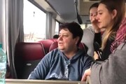 Ucraina, le mamme cantano nel bus prima di imbarcarsi per la Sardegna (video Nonnoi)