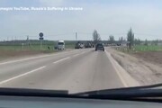 Ucraina, veicoli militari russi fermi a bordo strada vicino al confine col Donbass