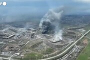 Una colonna di fumo si leva dall'acciaieria Azovstal