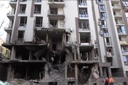 Tra le macerie dell'edificio danneggiato dopo il raid a Kiev