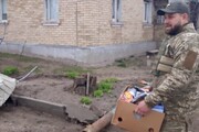 Ucraina, Gostomel: i militari portano viveri nella casa di un'anziana