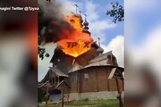 Ucraina, in fiamme la piu' grande chiesa di legno del Paese