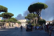 Roma, Colosseo avvolto da nube nera di fumo 