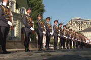 Ucraina, Zelensky depone fiori a memoriale dedicato a soldati caduti