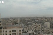 Gaza, il fumo si alza sui tetti della citta' dopo l' ennesimo bombardamento israeliano