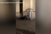 Napoli, ragazzini imbrattano la facciata di Santa Chiara