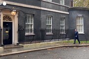 Gb, David Cameron entra al numero 10 di Downing Street durante il rimpasto di governo