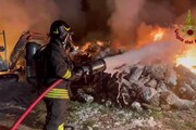 Olbia, a fuoco un deposito di legna da ardere: distrutti tre mezzi