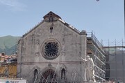 La facciata della Basilica di Norcia torna a svelarsi al mondo