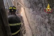 Crollo palazzina Torre del Greco, prosegue il lavoro dei vigili del fuoco