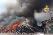 Ciampino, incendio impianto smaltimento rifiuti: vigili del fuoco in azione