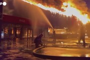Ucraina, attacchi russi su Odessa: fiamme in un supermercato