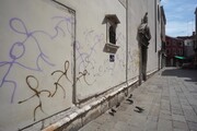 Scarabocchi e graffi di vernice, i vandali dei muri di Venezia