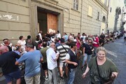 Napoli, in fila&nbsp;per richiedere la carta acquisti