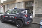 Torino, bambina&nbsp;precipita dal quinto piano: un passante le attutisce l'impatto